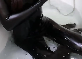 [Fejira com]Latex-clad bird frolicking in the bathtub