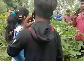 Remaja perempuan bersetubuh luar ditangkap oleh penduduk kampung