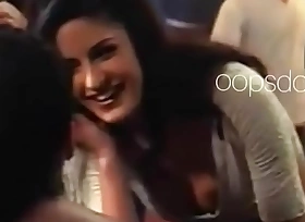 Katrina kaif membungkuk menunjukkan clvge