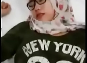 Jilbab cantik nyepong di motel sama selingkuhan