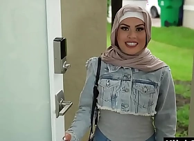Muslim sheila seduced and fucked by american guv