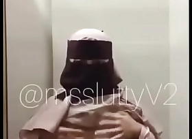 Ukhti Jilbab Lebar Masturbasi di The Ladies'