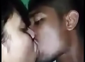 desi teen kissing