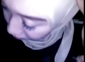 Ngewe sambil ngemut jilbab