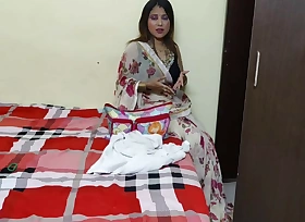 A saree girl went ladies' room to pee and achieve the brush masturbation