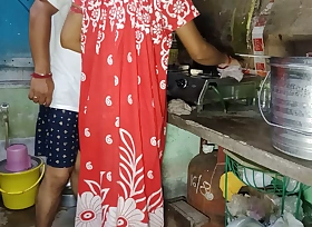 Indian bangali pinki vabi kitchen me kam kar rahi thi or davor aya district pe leja ke chodke vabi ki pussy ko jamke choda