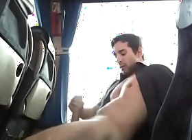 Peludo se masturbando no ônibus.