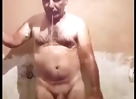 Vovô tomando banho 20
