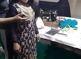 Tailor ne Bhabhi ka naap lete lete Bhabhi ko hi chod dala,desi housewife fucked away from tailor with clear hindi audio