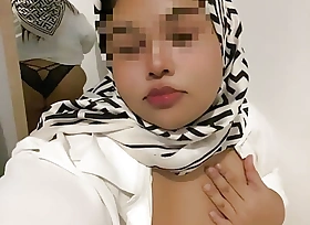 Hijabi girl blow up dildo