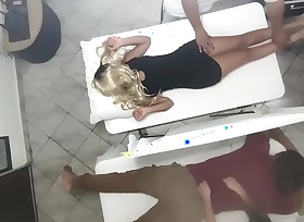 Video Grabación Real Como el Masajista Tiene Sexo con shivering Mujer al Lado de su Marido