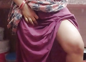 Hot sexy Kitu Bhabhi took out someone's skin strongest from someone's skin roof by filling brinjal in her pussy.