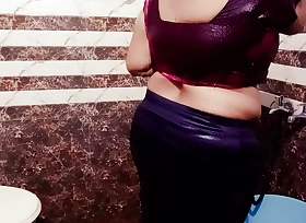 Desi Bhabhi Ko Nange Nahathe Huve Dheka