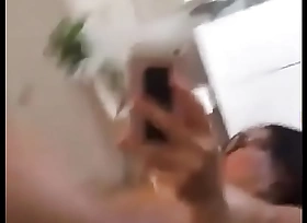 Asiática madura juega con su culo frente al espejo