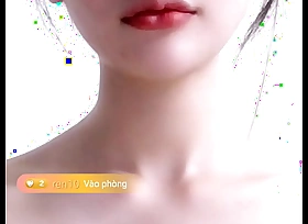 Em gái Việt dễ thương cởi đồ trên live